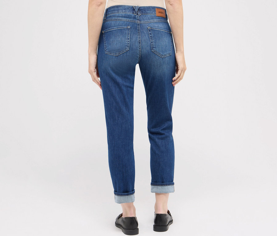 Vue arrière d'une femme portant un jean Angels «
Darleen TU
», coupe croisée 7/8 et des chaussures noires.