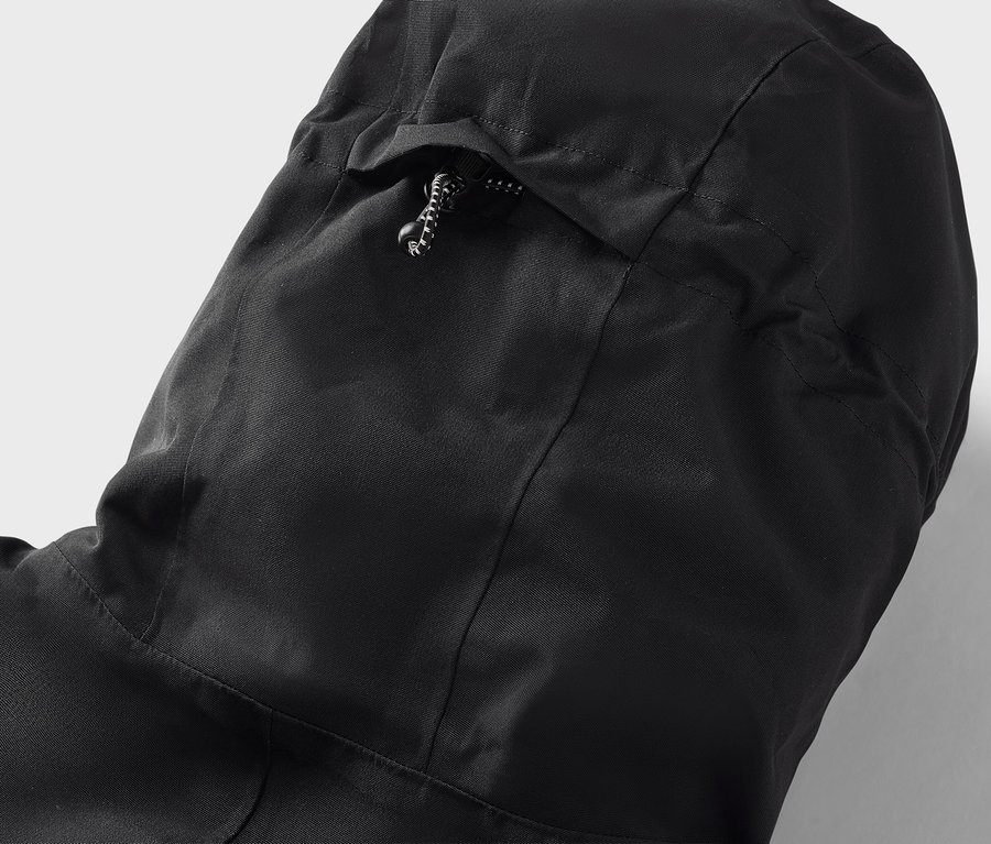 Détail d'une capuche de veste noire avec cordon de serrage.