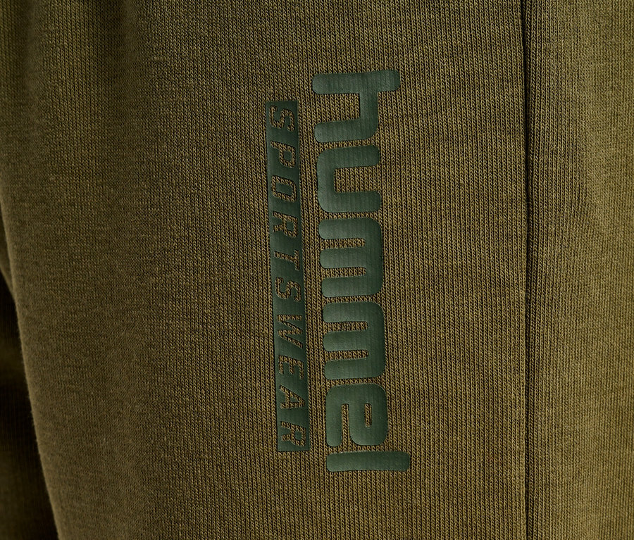 Détail d'un pantalon régulier HUMMEL HMLJR Base, vert.