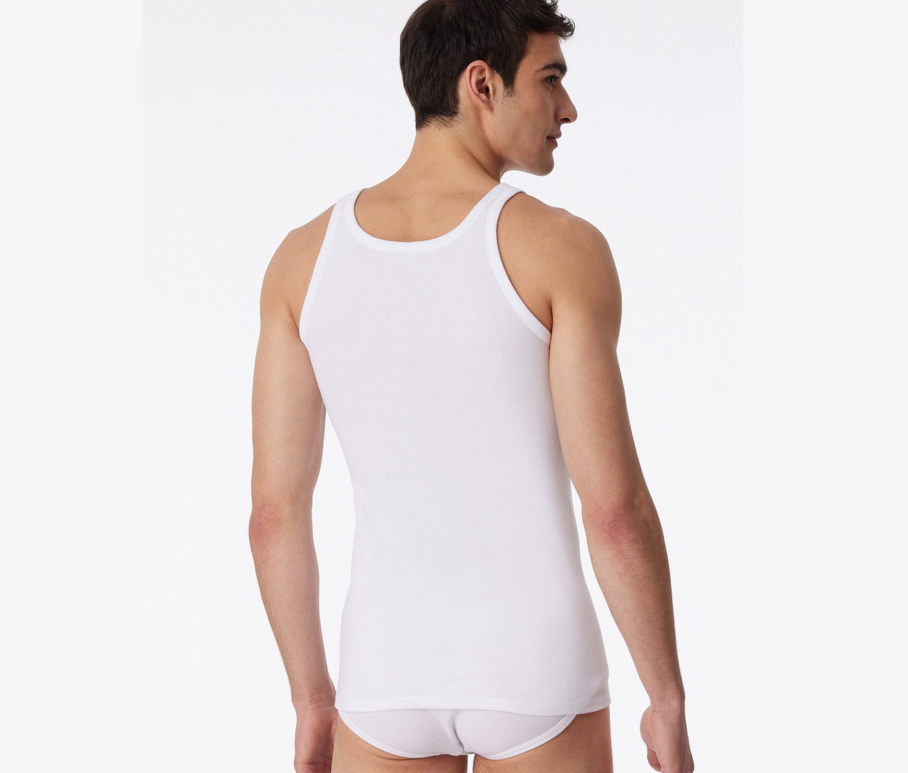 Un homme vu de dos porte un maillot de corps blanc SCHIESSER en maille côtelée fine, lot de 2.