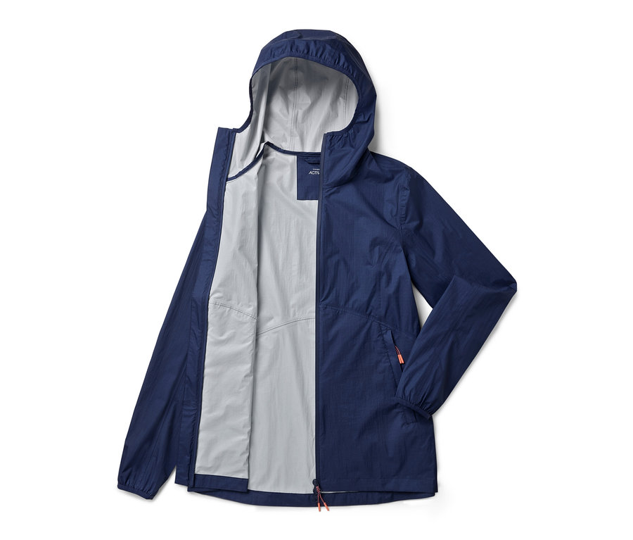 Veste de pluie ultra-légère « repliable » bleu marine ouverte avec capuche et doublure grise.