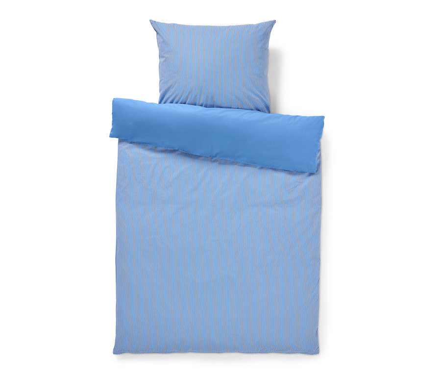 Parure de lit en renforcé bleu et blanc à rayures de taille normale et parure de lit en renforcé bleu de grande taille.