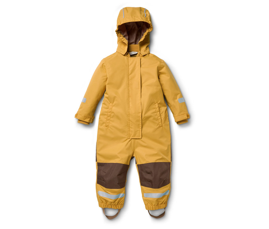 Combinaison jaune avec capuche, détails marron sur les jambes et éléments réfléchissants sur les manches et les jambes.