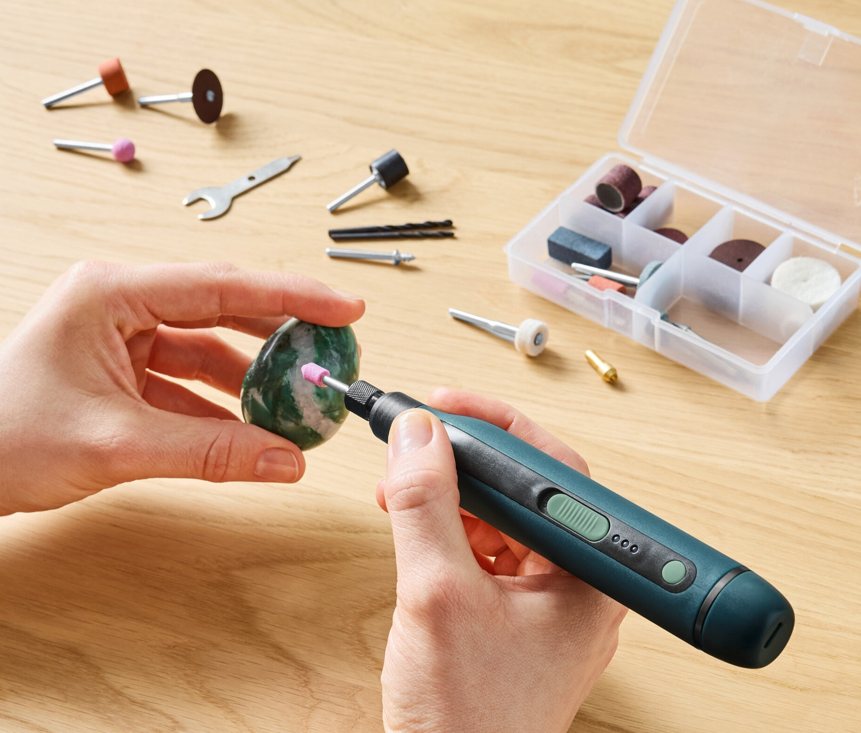 Une femme travaille une pierre avec un outil multifonction sans fil 3,7 V.