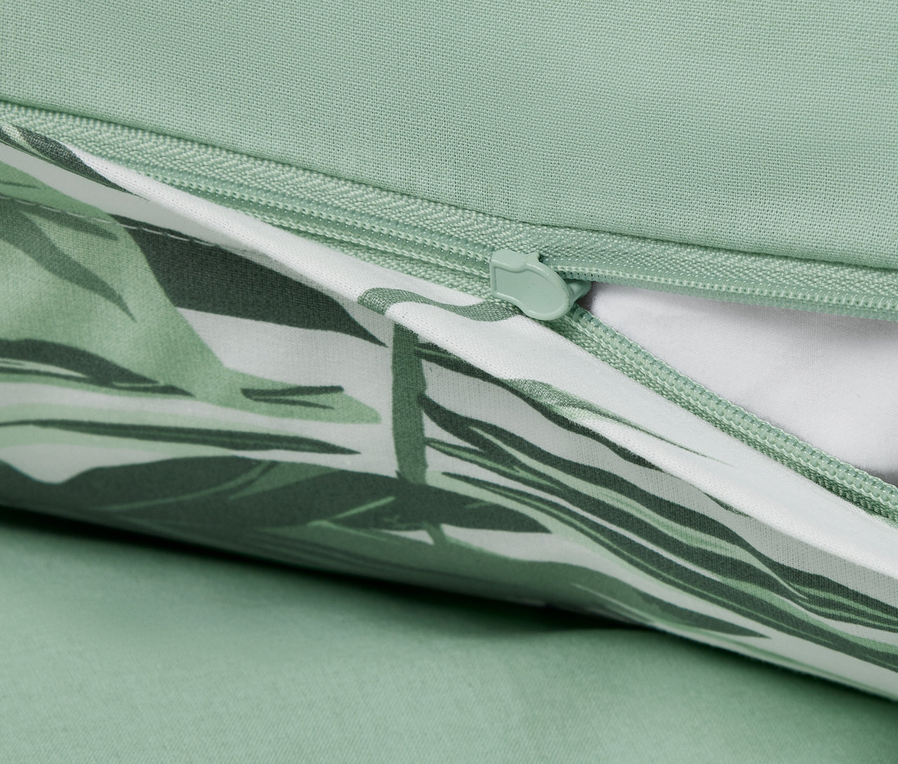 Détail d'une parure de lit en renforcé de taille standard avec un motif de palmiers et une fermeture éclair.