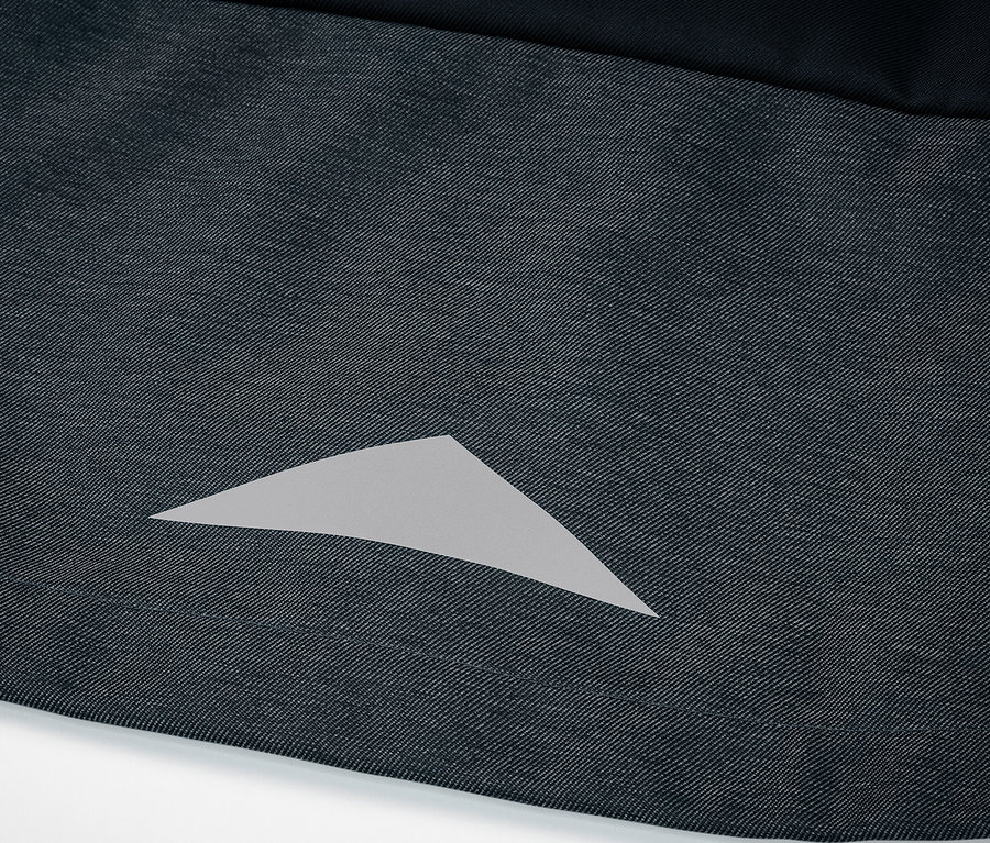 Détail d'une veste en softshell pour enfant avec un triangle réfléchissant.