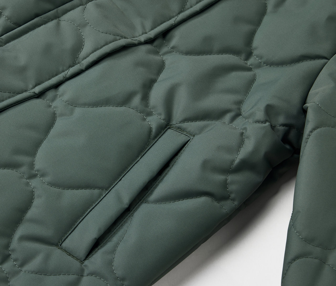 Détail d'un manteau matelassé pour enfant.