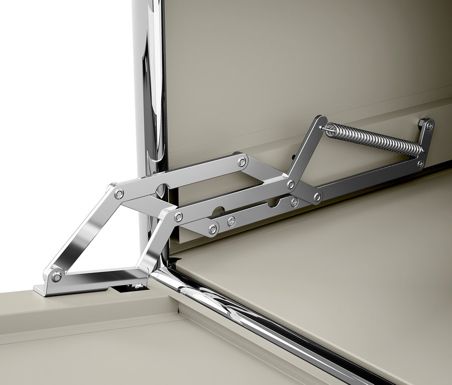 Détail du mécanisme de charnière chromé avec ressort sur une porte beige.