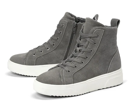 Deux bottines grises à semelles blanches.