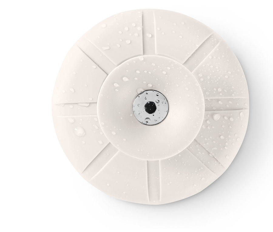 Objet circulaire blanc avec un centre chromé et des gouttes d'eau.