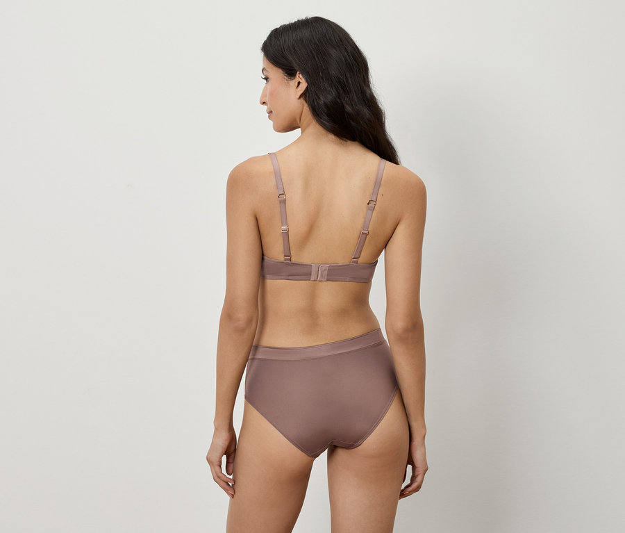 Vue de dos, une femme portant un ensemble soutien-gorge et culotte assortis.
