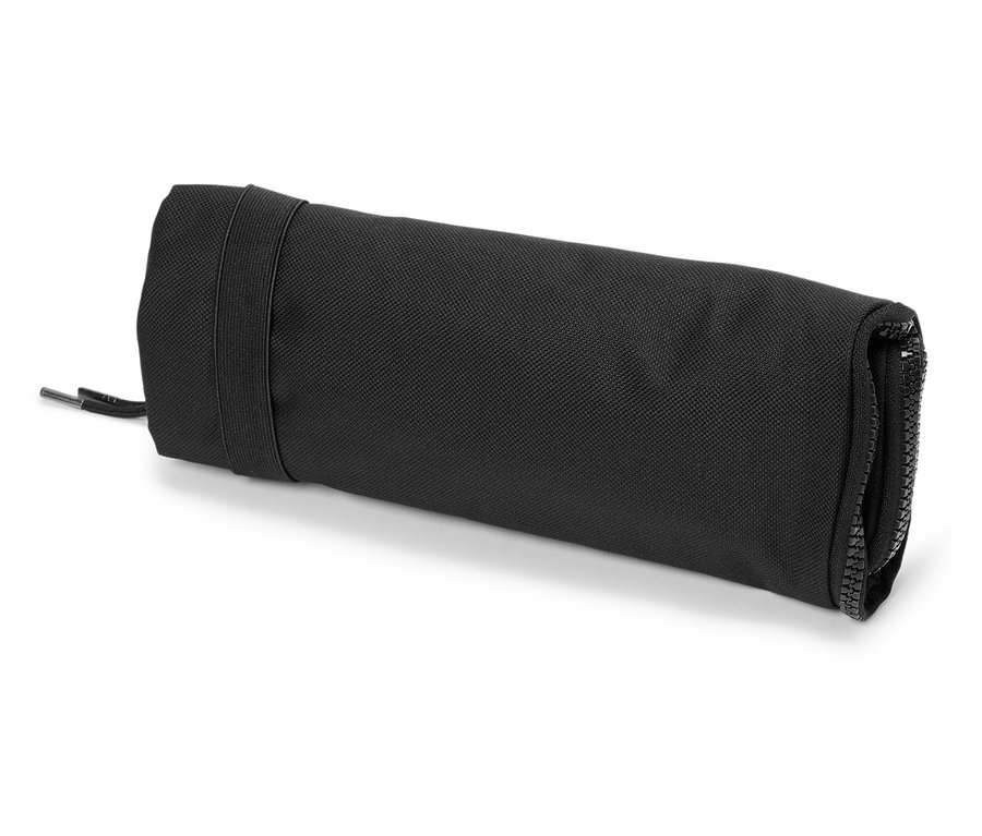 Un étui noir sur fond blanc.