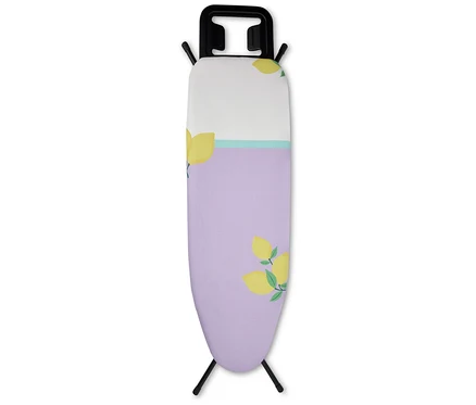 Planche à repasser avec housse violette et motif citron.