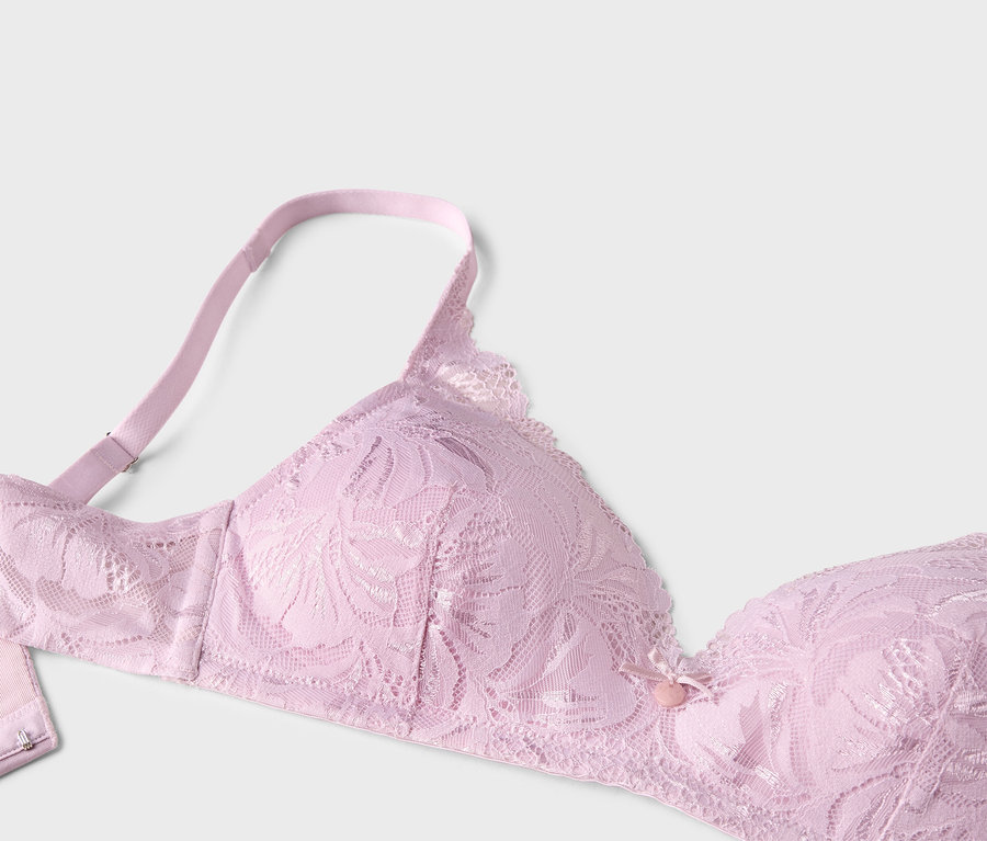 Gros plan d'un soutien-gorge en dentelle violet clair avec des bretelles réglables.