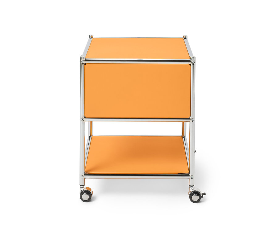 Table d’appoint orange avec tiroir en métal « CN3 » sur fond blanc.