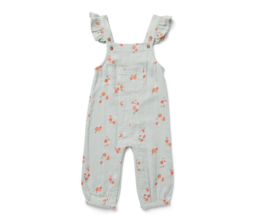 Une barboteuse en mousseline pour enfant avec un motif floral.
