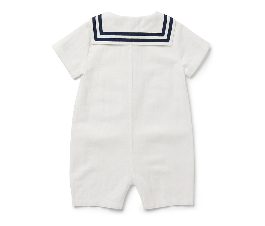 Gros plan sur une barboteuse de style marin pour bébé.
