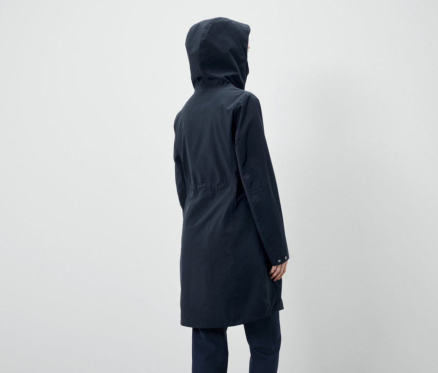 Vue arrière d'une personne portant une veste à capuche bleu foncé.