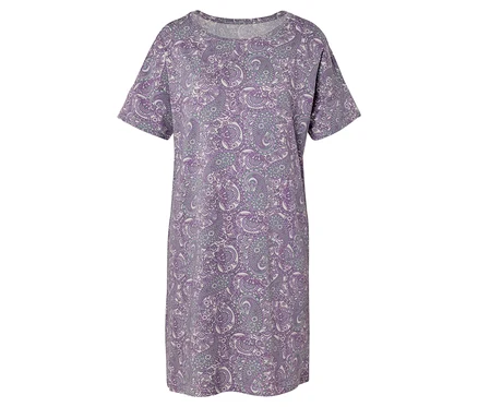 Robe à motifs violet et blanc arrivant aux genoux avec des manches courtes sur fond blanc.