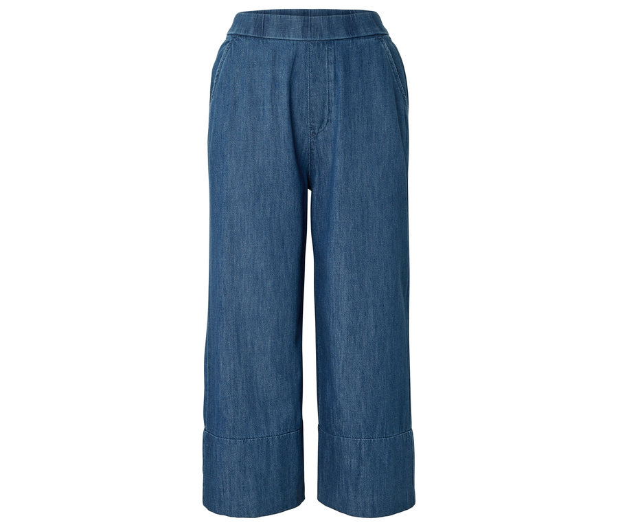Pantalon en jean bleu ample sur fond blanc.
