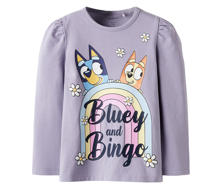 Le t-shirt à manches longues violet NAME IT »BLUEY« représente Bluey et Bingo au-dessus d'un arc-en-ciel avec des marguerites.