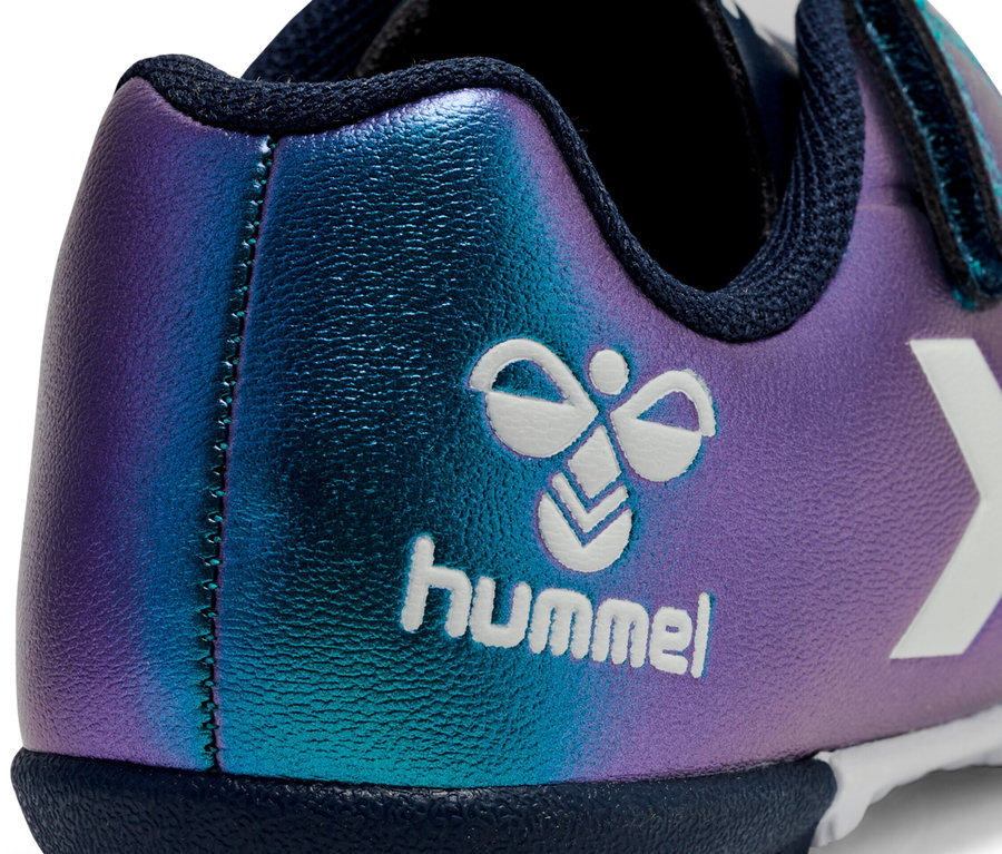 Gros plan sur le talon d'une chaussure Hummel avec un dégradé bleu-violet et un logo blanc.