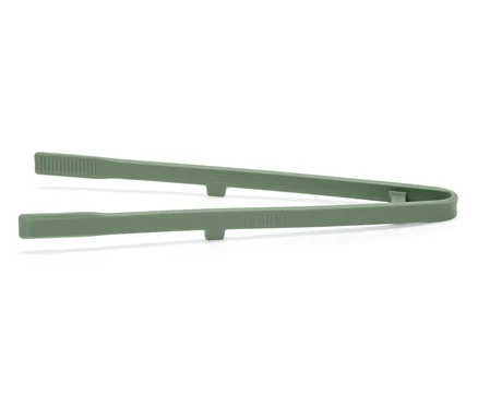 Une pince de cuisine verte sur un fond blanc.