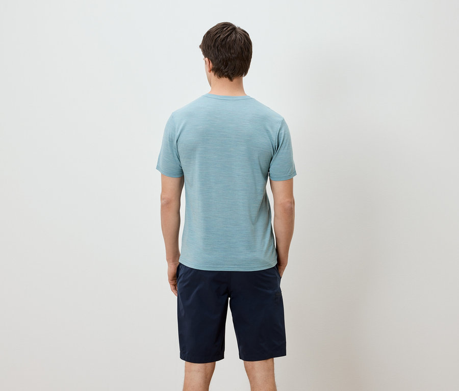 Un homme vu de dos, portant un t-shirt bleu clair et un short bleu.