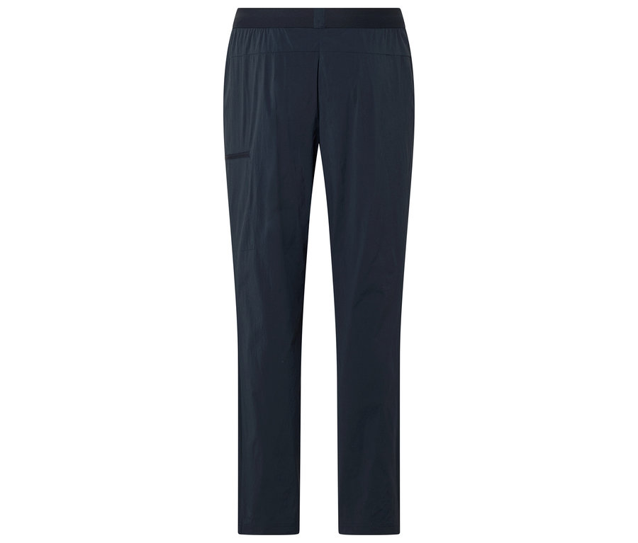 Un pantalon bleu marine est visible sur un fond blanc.