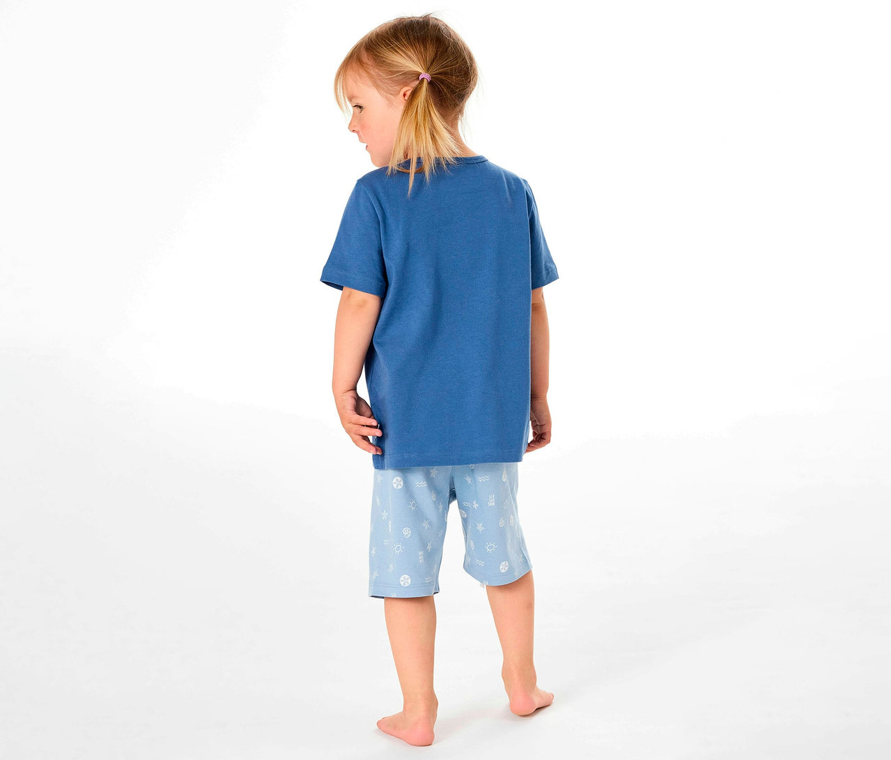 Une fillette de dos porte un pyjama court pour enfant SCHIESSER.