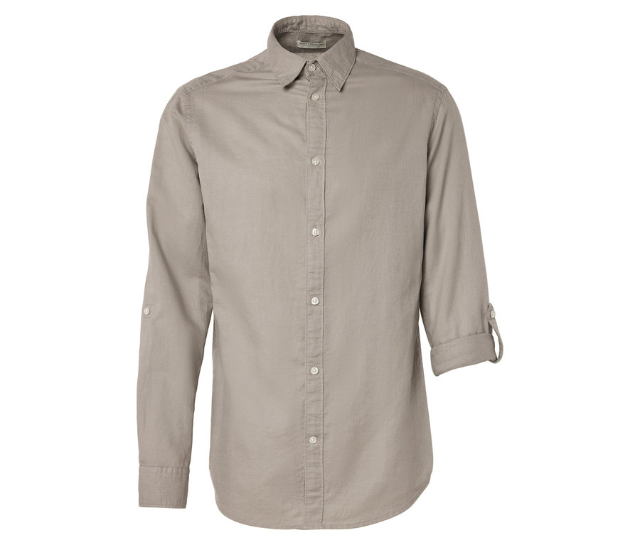 Une chemise beige à manches longues sur un fond blanc.