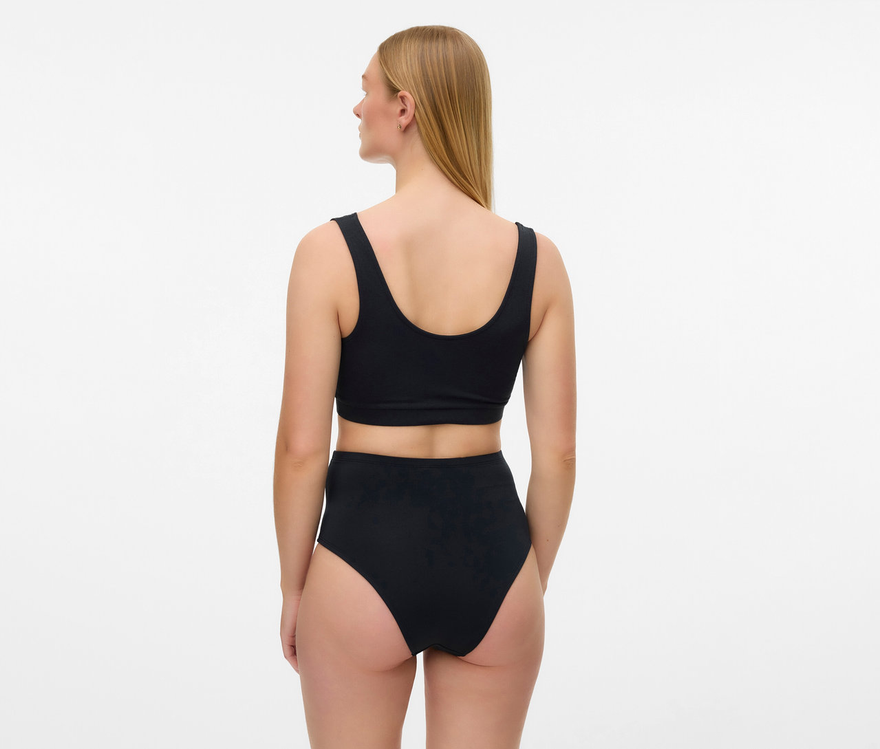 Femme vue de dos portant un lot de 2 soutiens-gorge de grossesse et d’allaitement MAMALICIOUS «
MLHELENA
» et une culotte taille haute.