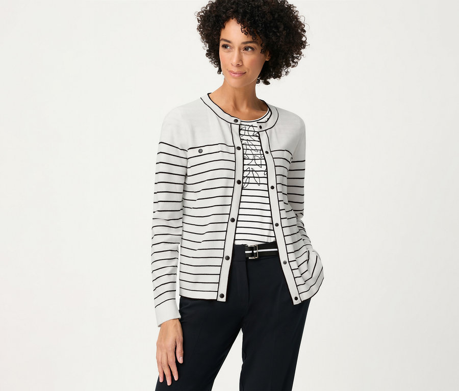 Femme portant un haut rayé et un cardigan Olsen «	LA	». Elle porte un pantalon foncé avec une ceinture.