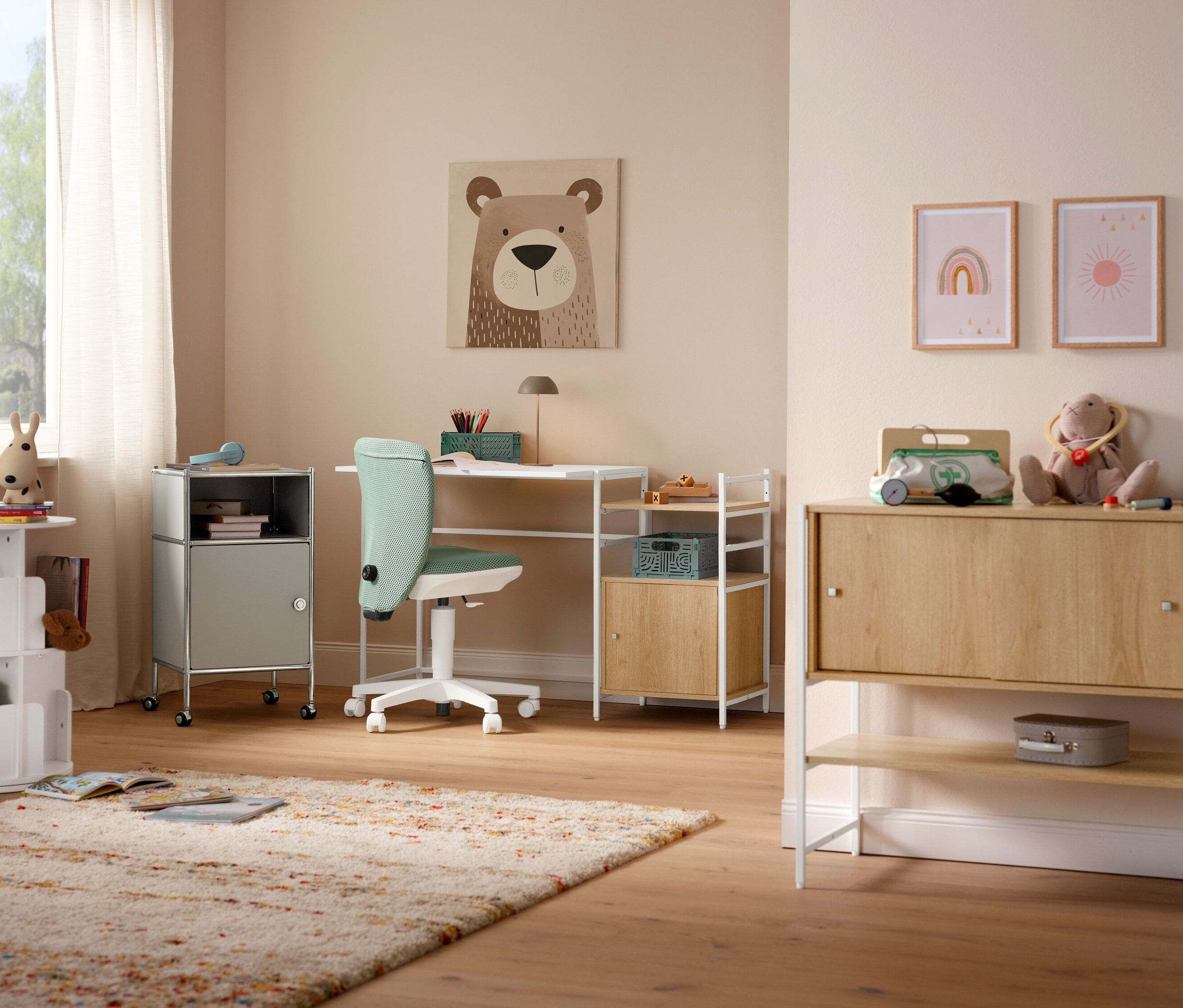 Une chaise menthe Topstar Sitness »Home S'cool« est placée devant un bureau. Un tapis beige »Himalaya« est posé sur le sol.