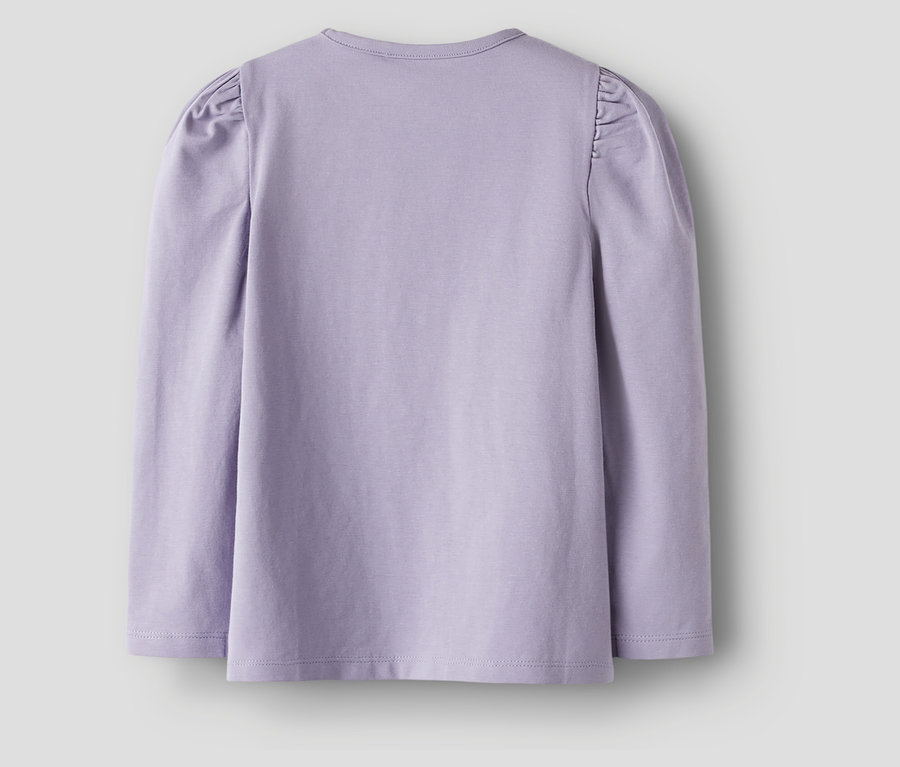 Gros plan sur le t-shirt à manches longues violet NAME IT »BLUEY«.