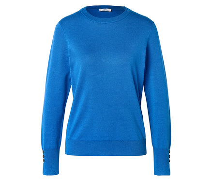 Pull en maille fine bleu à col rond, manches longues, poignets côtelés et trois petits boutons foncés sur chaque manchette.