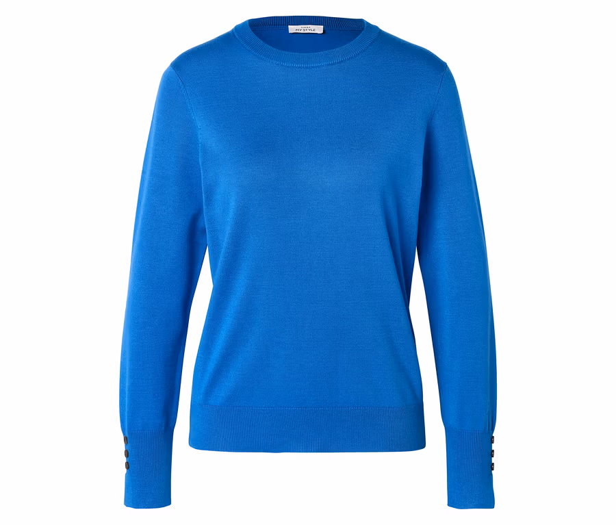Pull en maille fine bleu à col rond, manches longues, poignets côtelés et trois petits boutons foncés sur chaque manchette.
