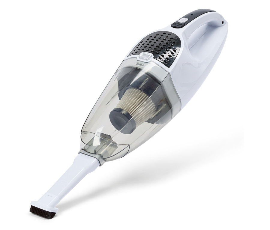 Un aspirateur à main sans fil blanc avec un collecteur de poussière transparent et une brosse repose sur un fond blanc.