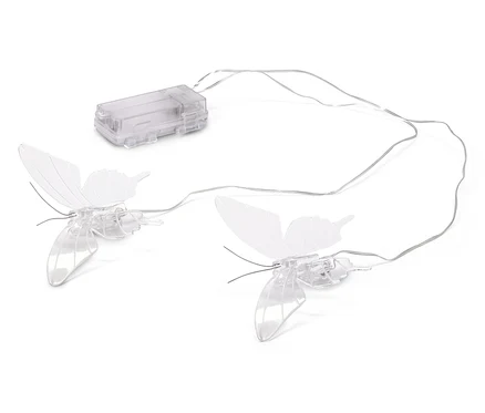 Deux guirlandes lumineuses papillon transparentes et un boîtier de batterie transparent reposent sur un fond blanc.