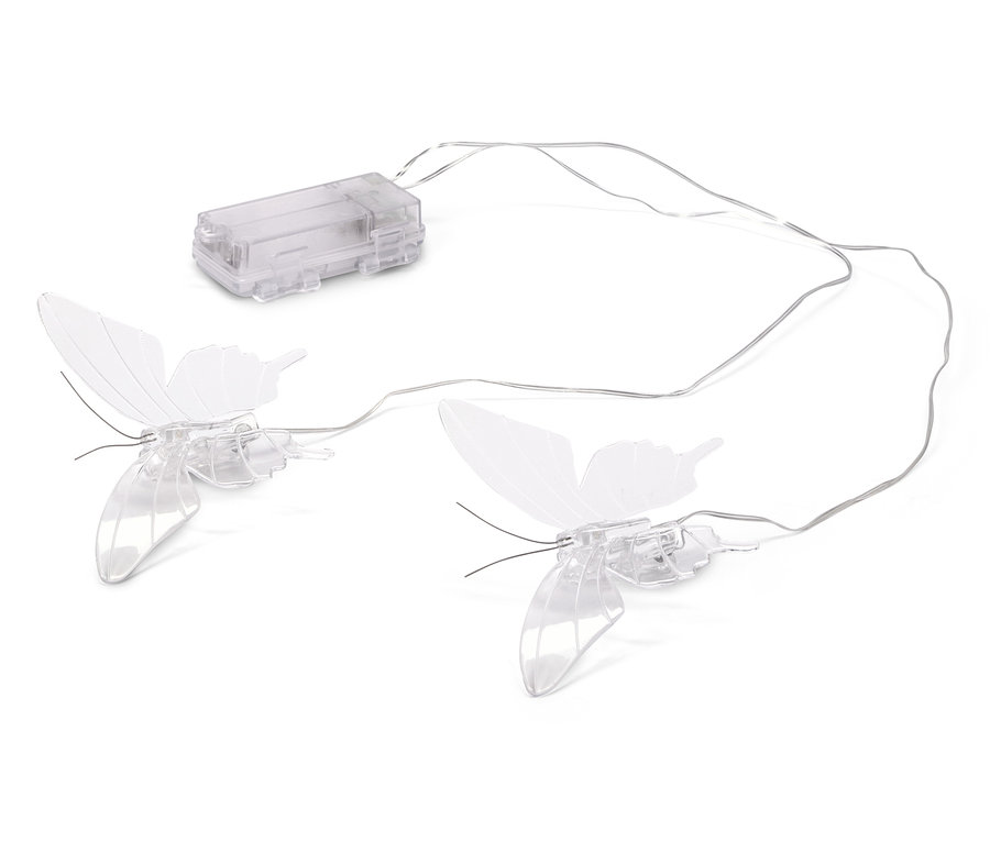 Deux guirlandes lumineuses papillon transparentes et un boîtier de batterie transparent reposent sur un fond blanc.
