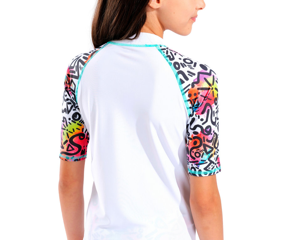 Une personne porte une chemise blanche avec des motifs colorés sur les manches.