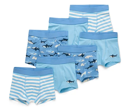 Six boxers bleus pour garçons avec des motifs de requins, unis et rayés.