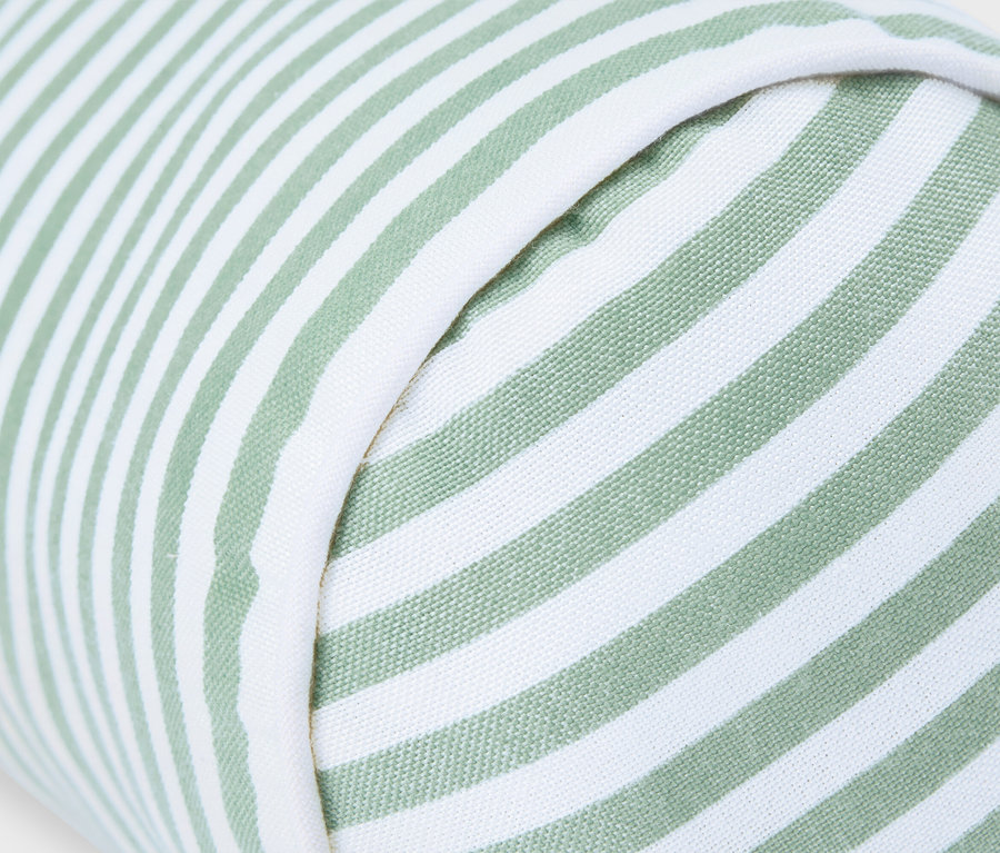 Gros plan d'un coussin traversin à rayures vertes et blanches.