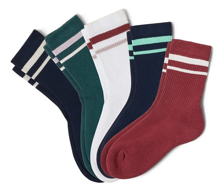 Cinq paires de chaussettes bleu marine, vertes, blanches et bordeaux sont superposées, chacune présentant deux rayures horizontales.