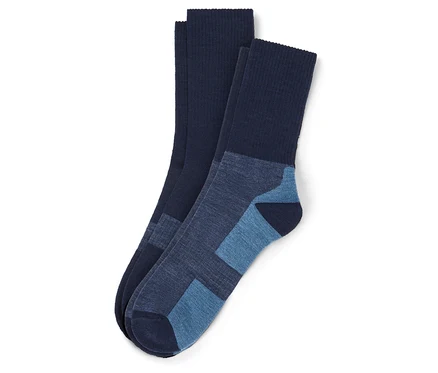 Deux chaussettes bleu marine sont posées l'une sur l'autre, l'une des chaussettes ayant un accent bleu clair au niveau du talon et des orteils.