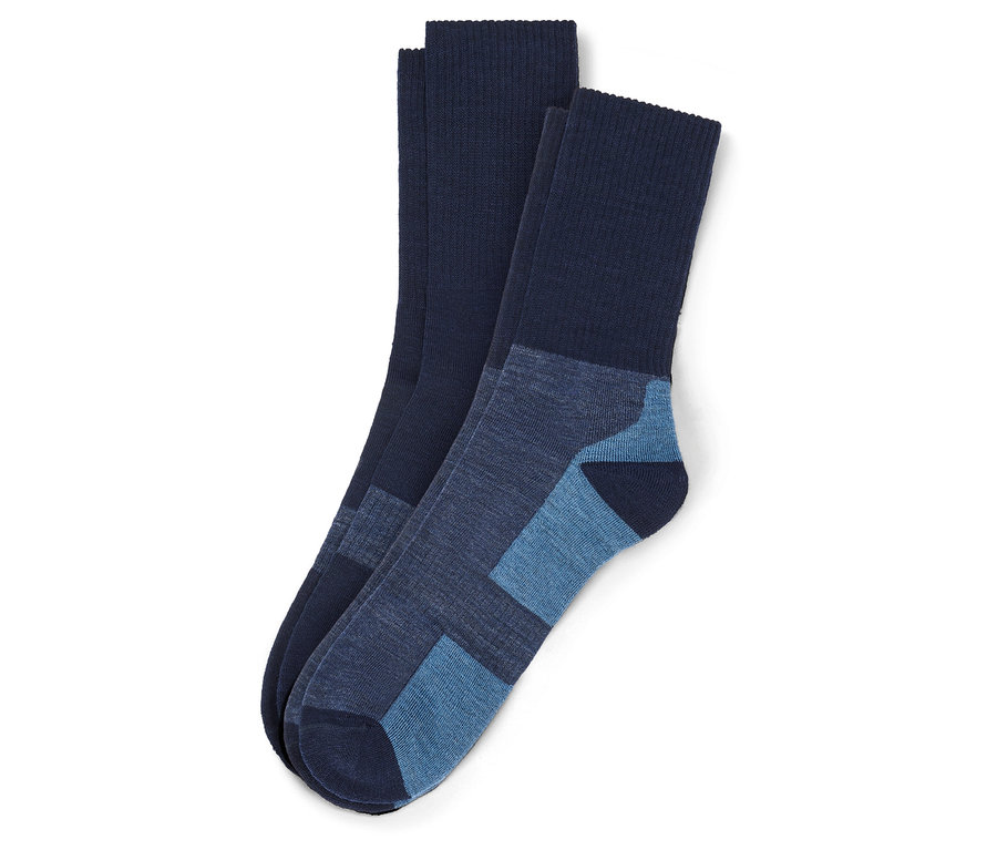Deux chaussettes bleu marine sont posées l'une sur l'autre, l'une des chaussettes ayant un accent bleu clair au niveau du talon et des orteils.