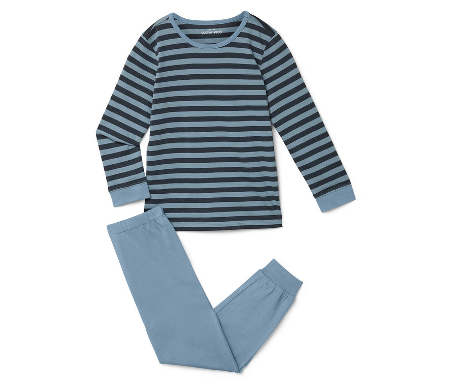 Un pyjama bleu rayé est posé sur un fond blanc.