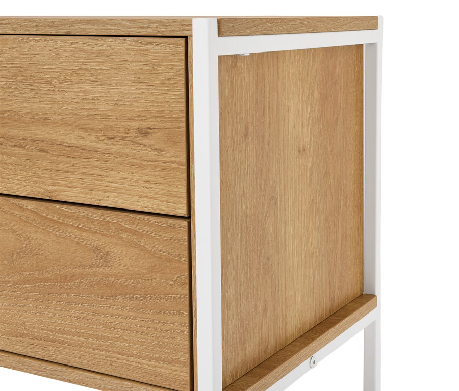 Gros plan d'une armoire en bois avec deux tiroirs et un cadre en métal blanc.