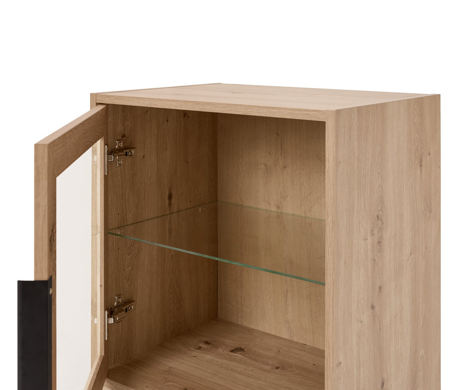 Gros plan sur une armoire en bois marron clair avec une porte en verre partiellement ouverte et une étagère en verre.