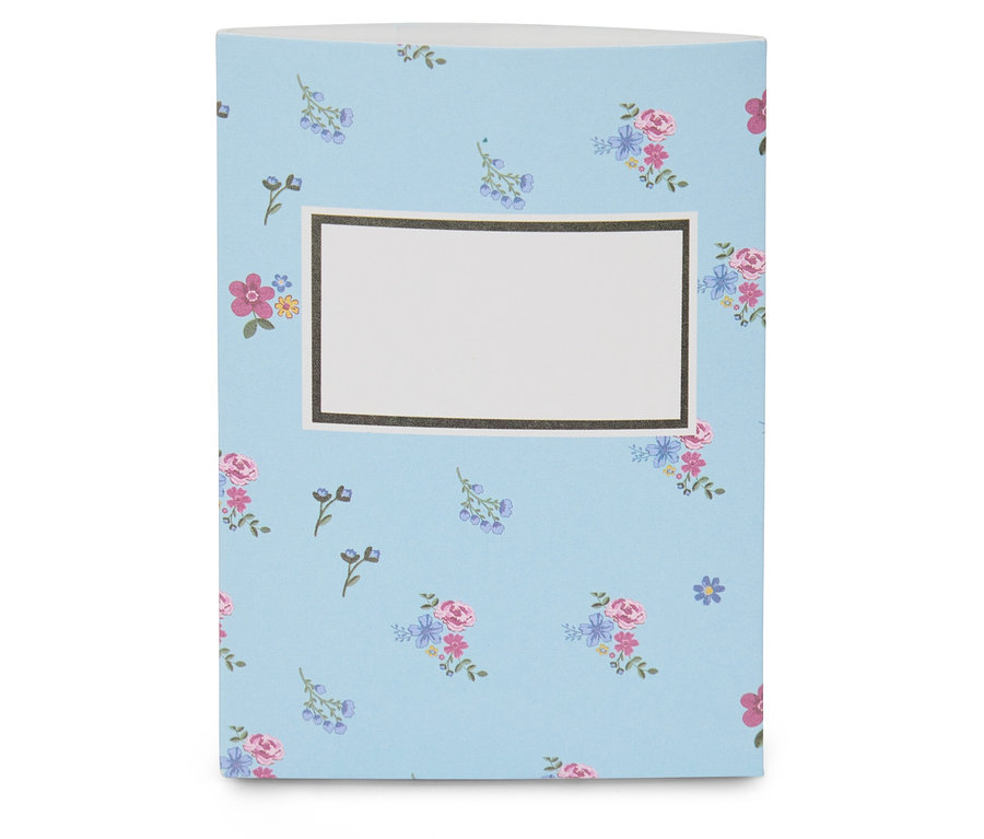 Carnet bleu clair à motifs floraux avec une étiquette rectangulaire au centre.